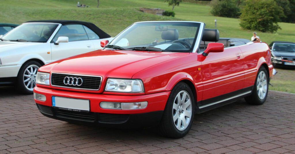 Ein rotes, poliertes Audi Cabrio