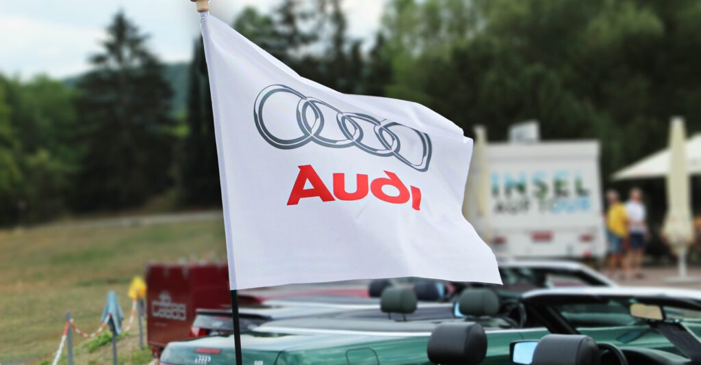 Eine Audi Flagge weht im Wind